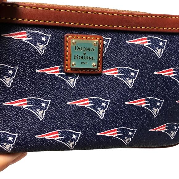 Dooney & Bourke Patriots Leather Wristlet - New with tags - Picture 2 of 10
